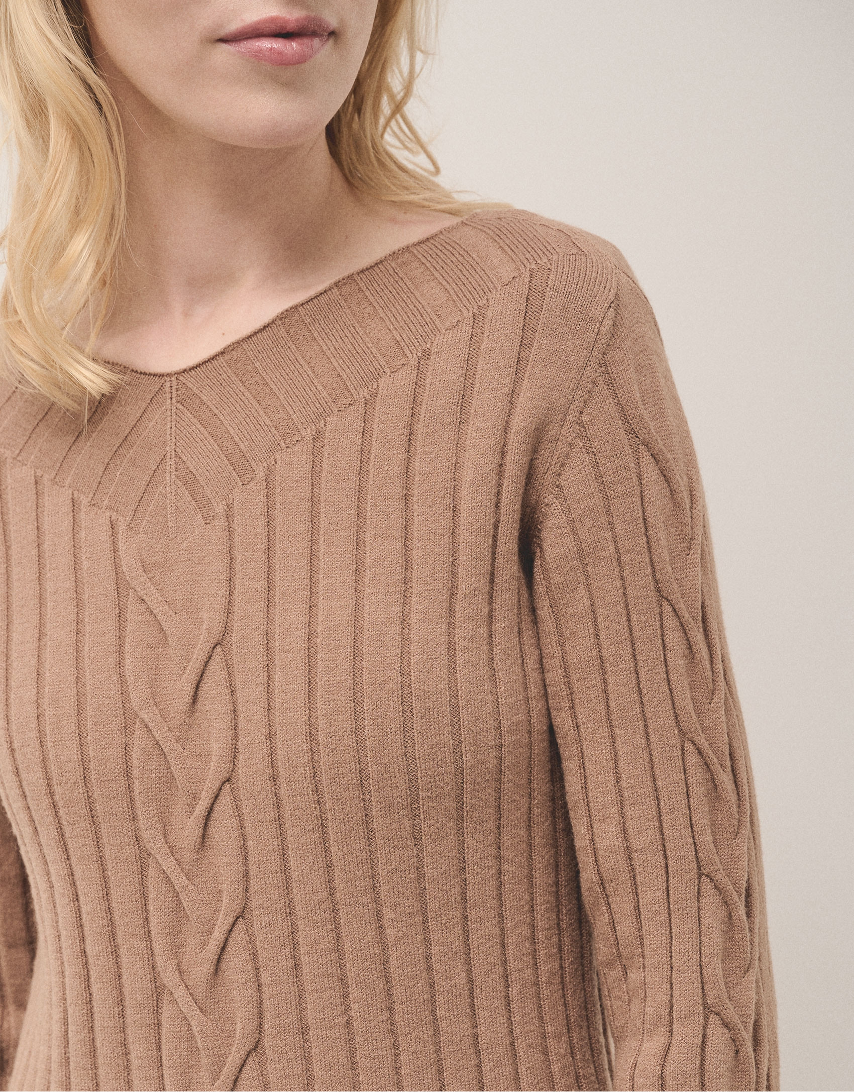 Camel rib knited midi dres with cable pattern | Roberto Verino