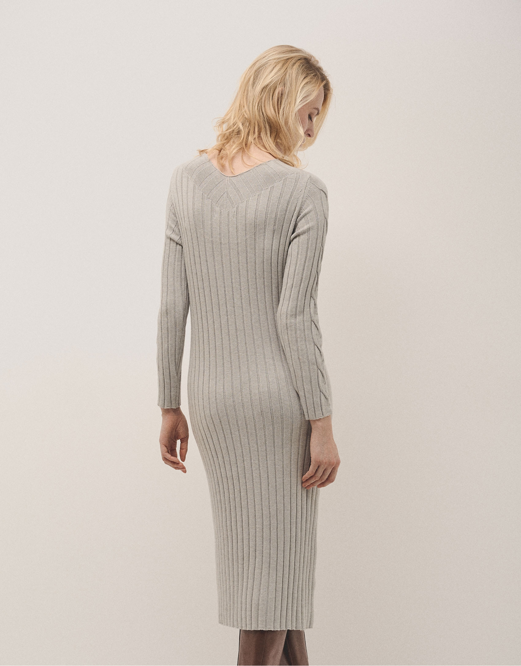 Grey rib knited midi dres with cable pattern | Roberto Verino