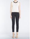 Top de punto crudo con vivos en negro y beige.