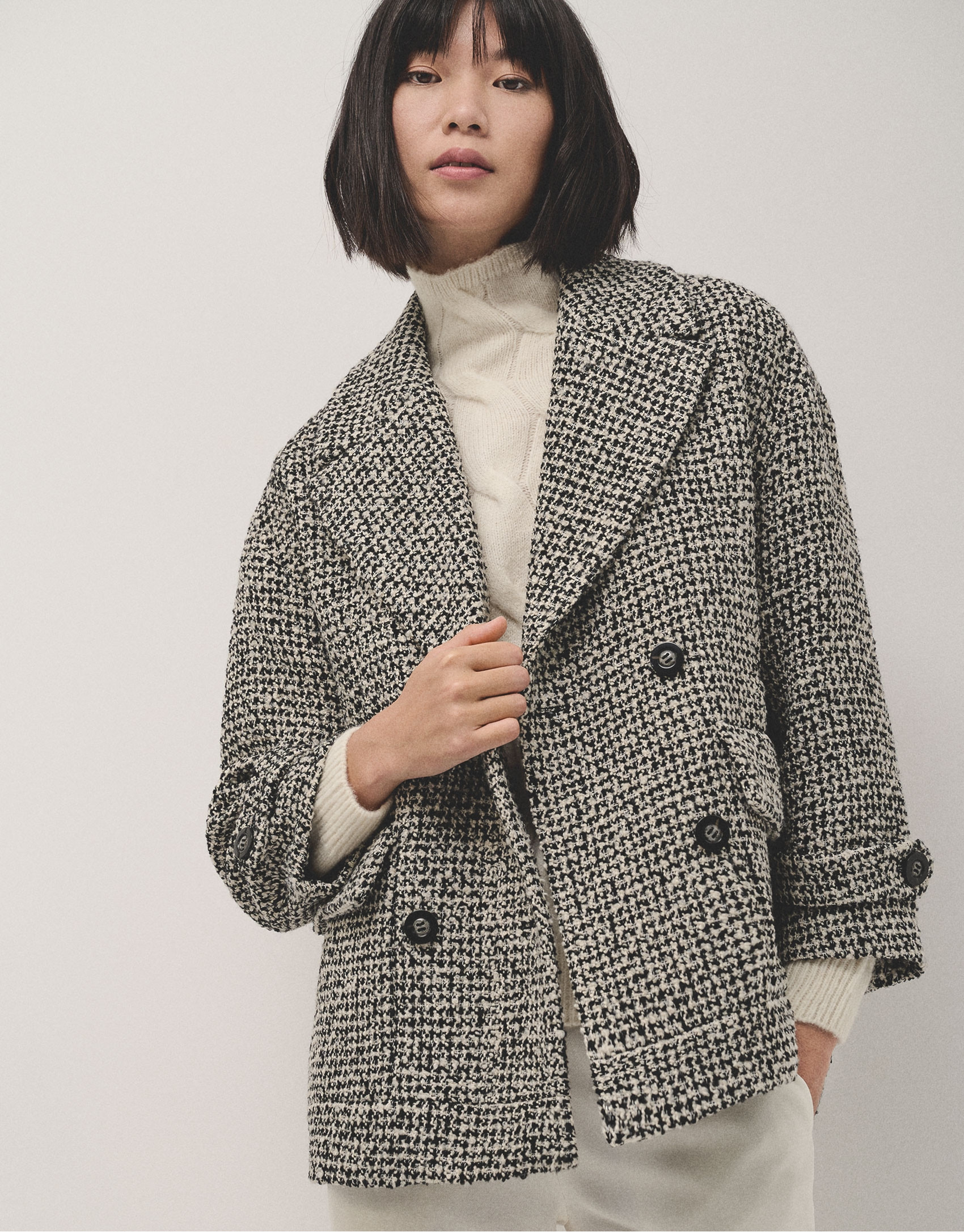 Black and white three-quarter tweed coat | Roberto Verino