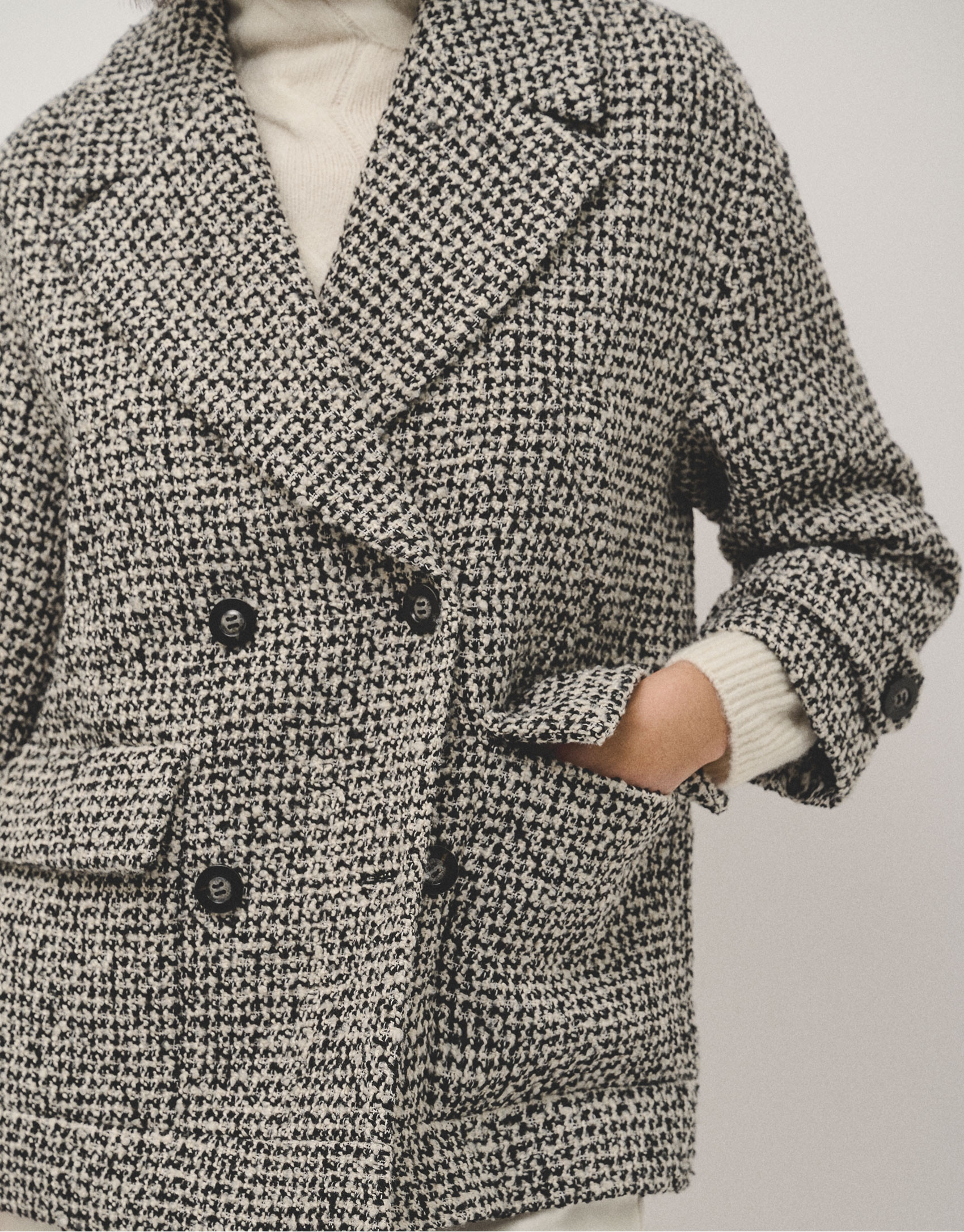 Black and white three-quarter tweed coat | Roberto Verino