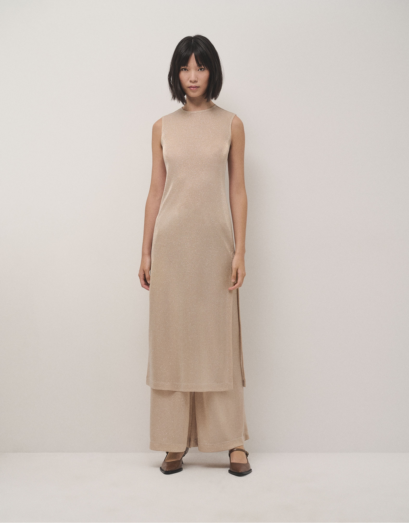 Vestido largo sin mangas en punto brillo beige | Roberto Verino
