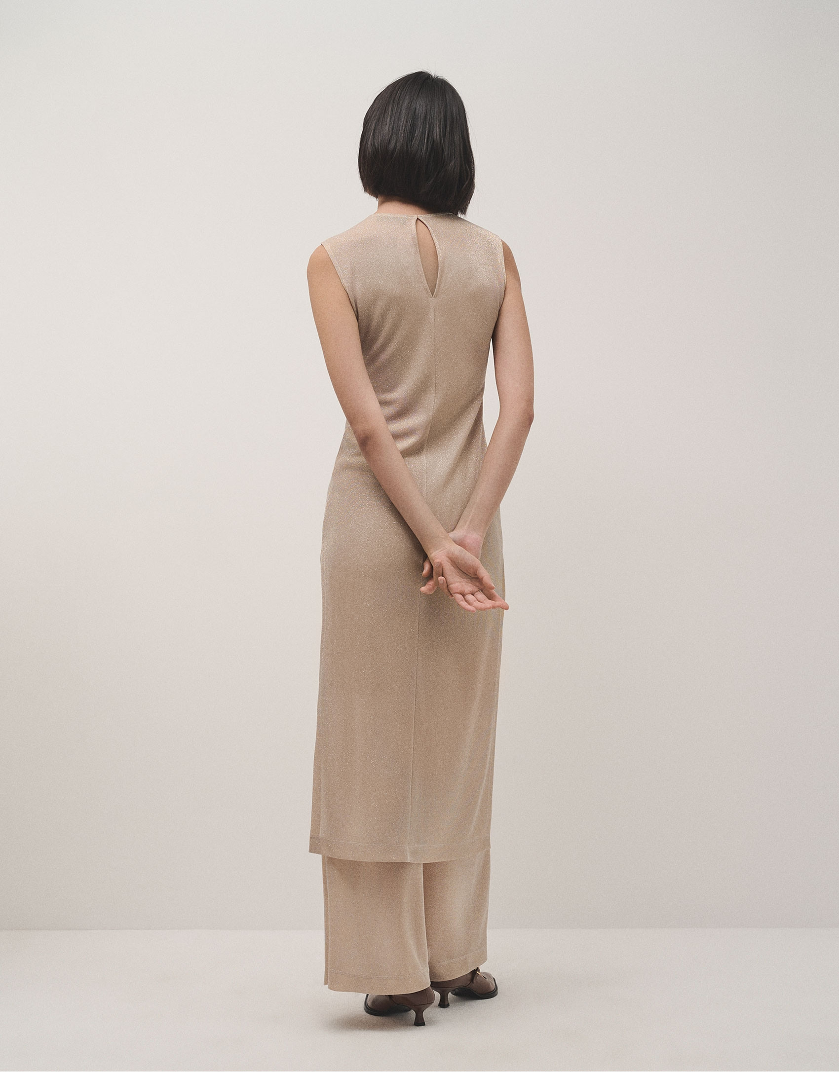 Vestido largo sin mangas en punto brillo beige | Roberto Verino