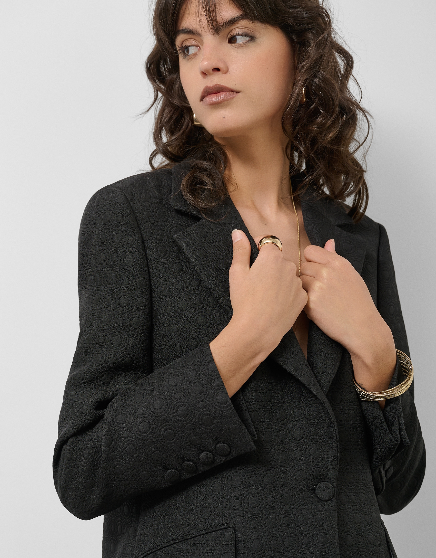 Black blazer with embossed decorative button | Roberto Verino