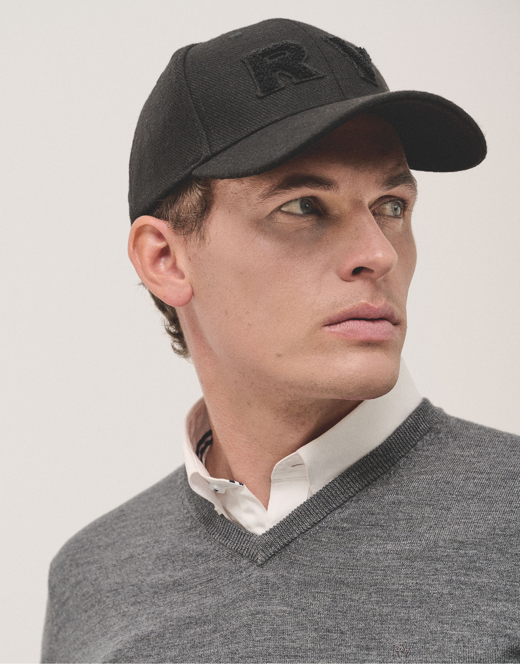 Black felt cap with visor and embossed RV logo  | Roberto Verino