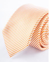 Corbata rayas blancas sobre naranja