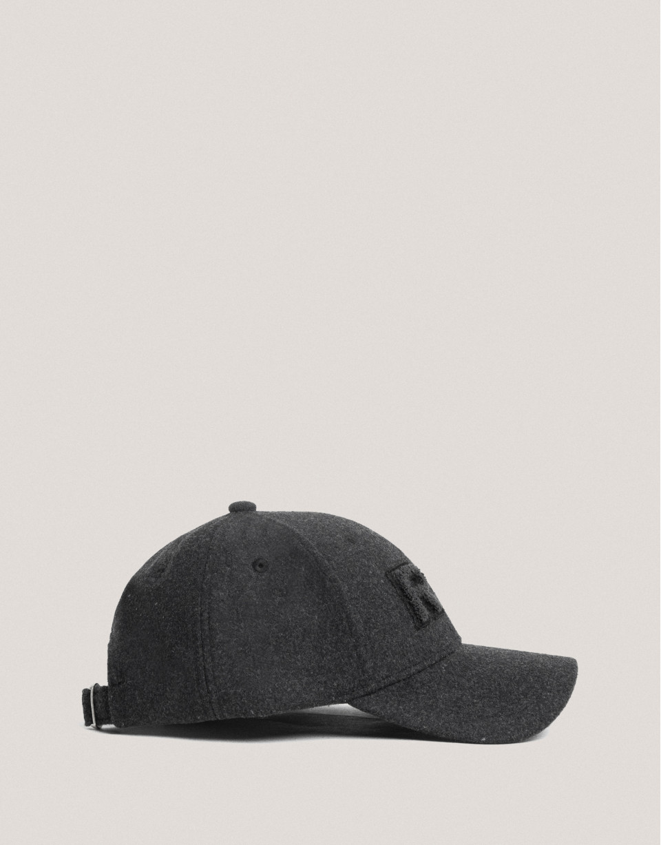 Gray felt cap with visor and embossed RV logo 