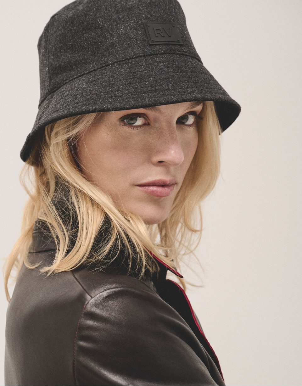 Gorro bucket reversible gris y marino