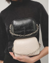 Bazin Beige shoulder bag - Woman - AW2024 | Roberto Verino