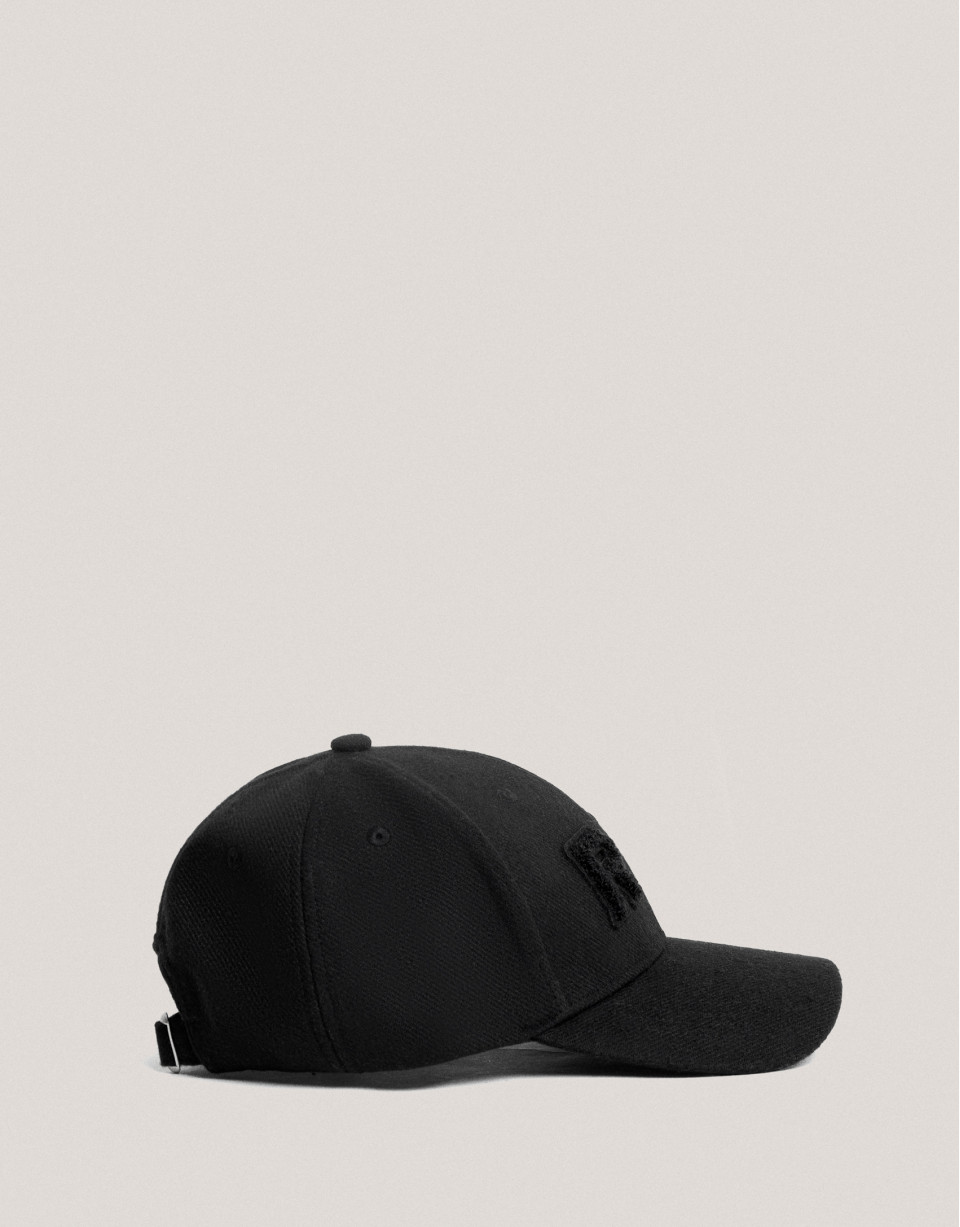 Black felt cap with visor and embossed RV logo  | Roberto Verino