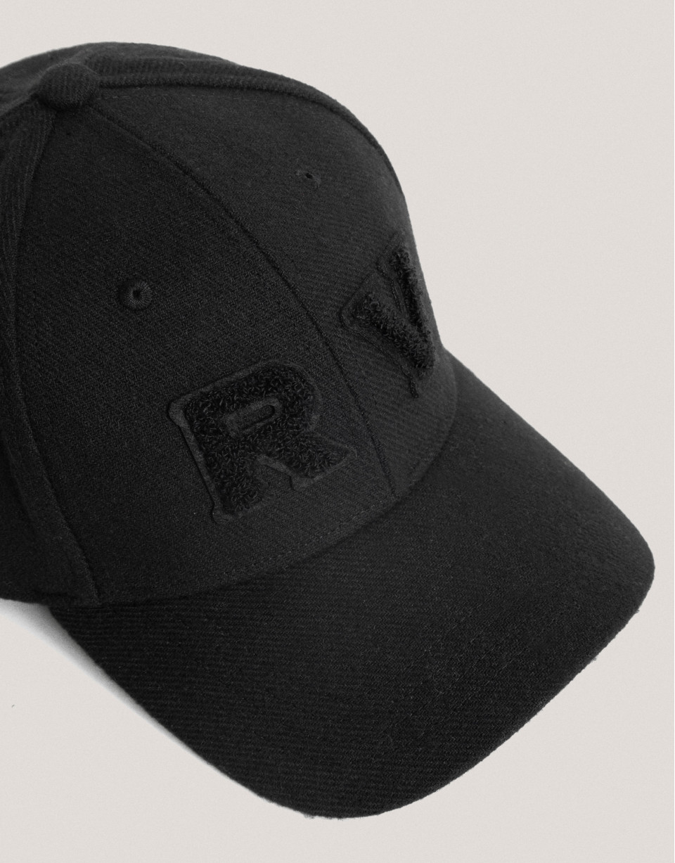 Black felt cap with visor and embossed RV logo  | Roberto Verino