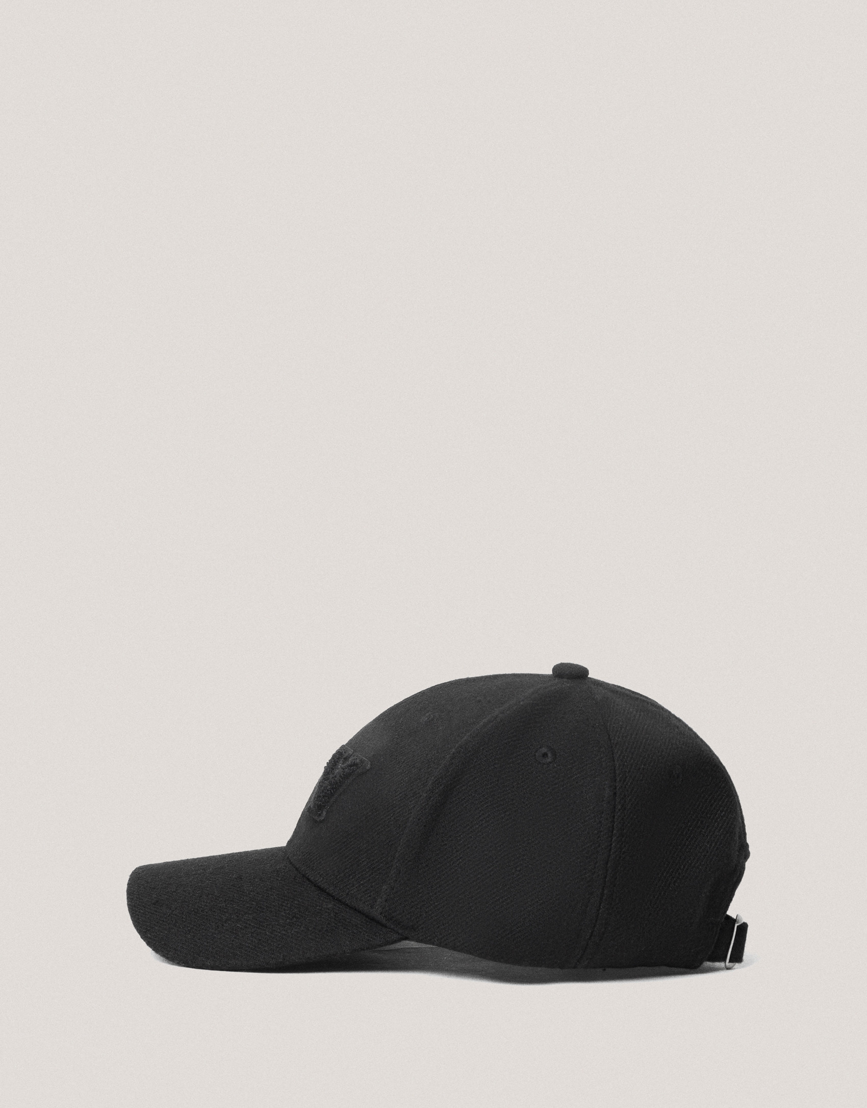 Black felt cap with visor and embossed RV logo  | Roberto Verino