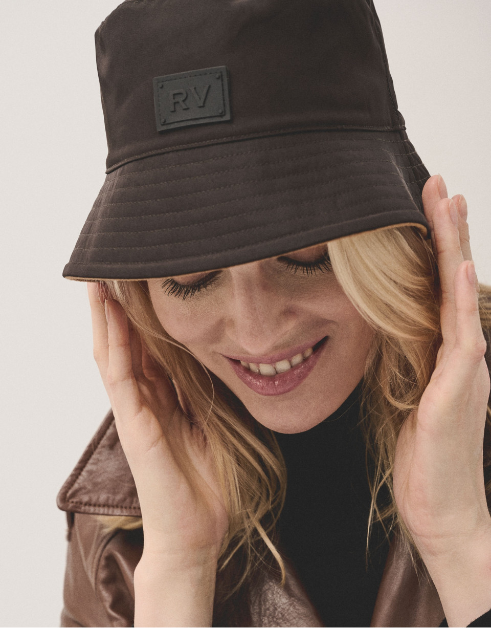 Gorro bucket reversible gris y marino - Mujer | Roberto Verino