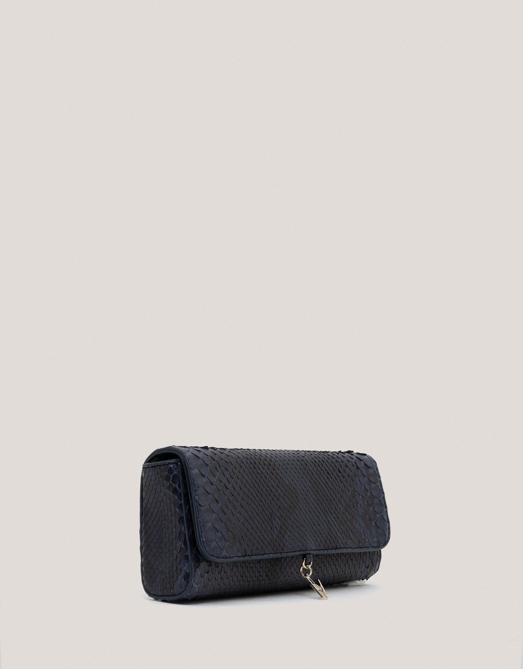 Bolso Clutch Ariana piel serpiente azul marino | Roberto Verino