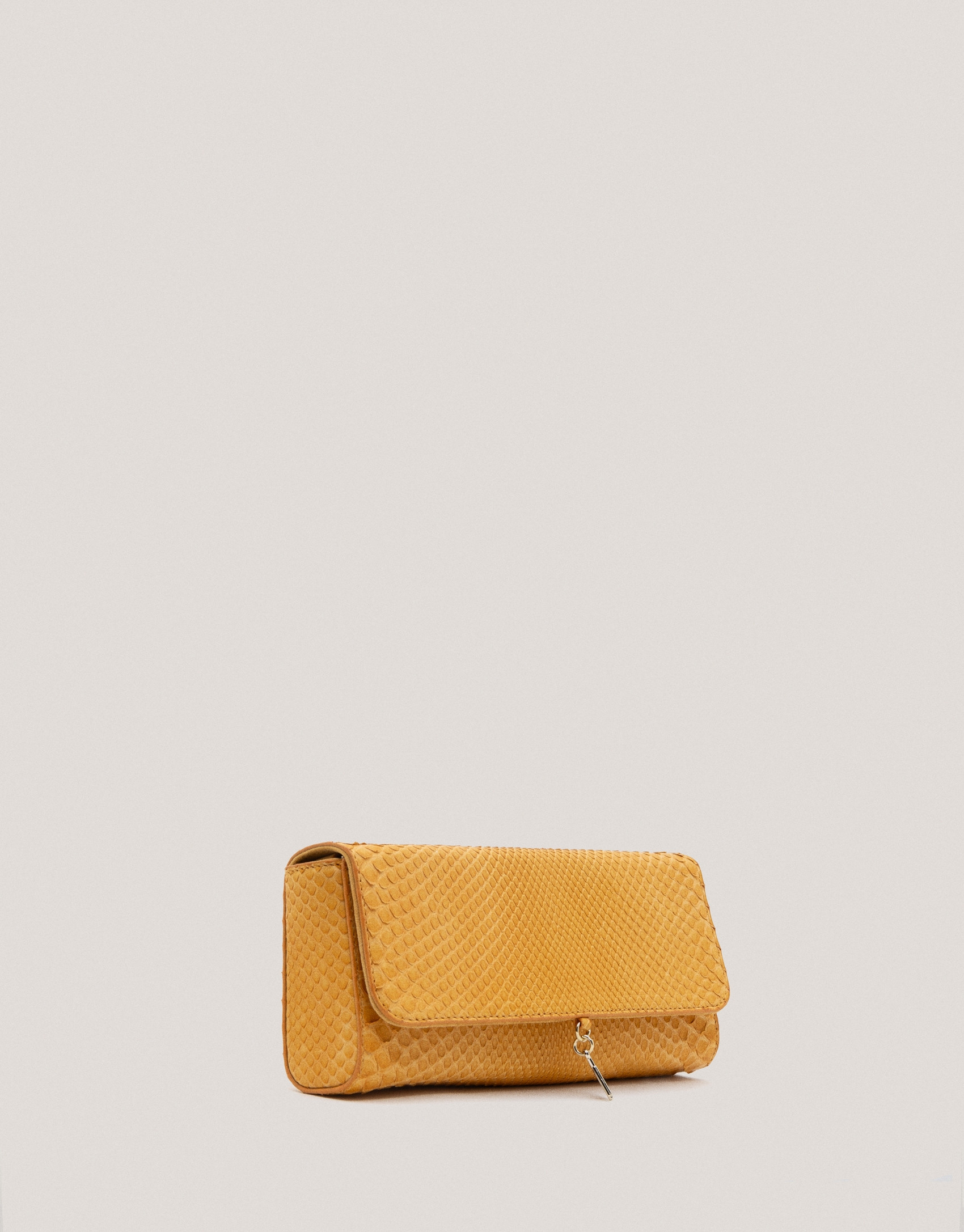 Bolso Clutch Ariana piel serpiente mostaza | Roberto Verino
