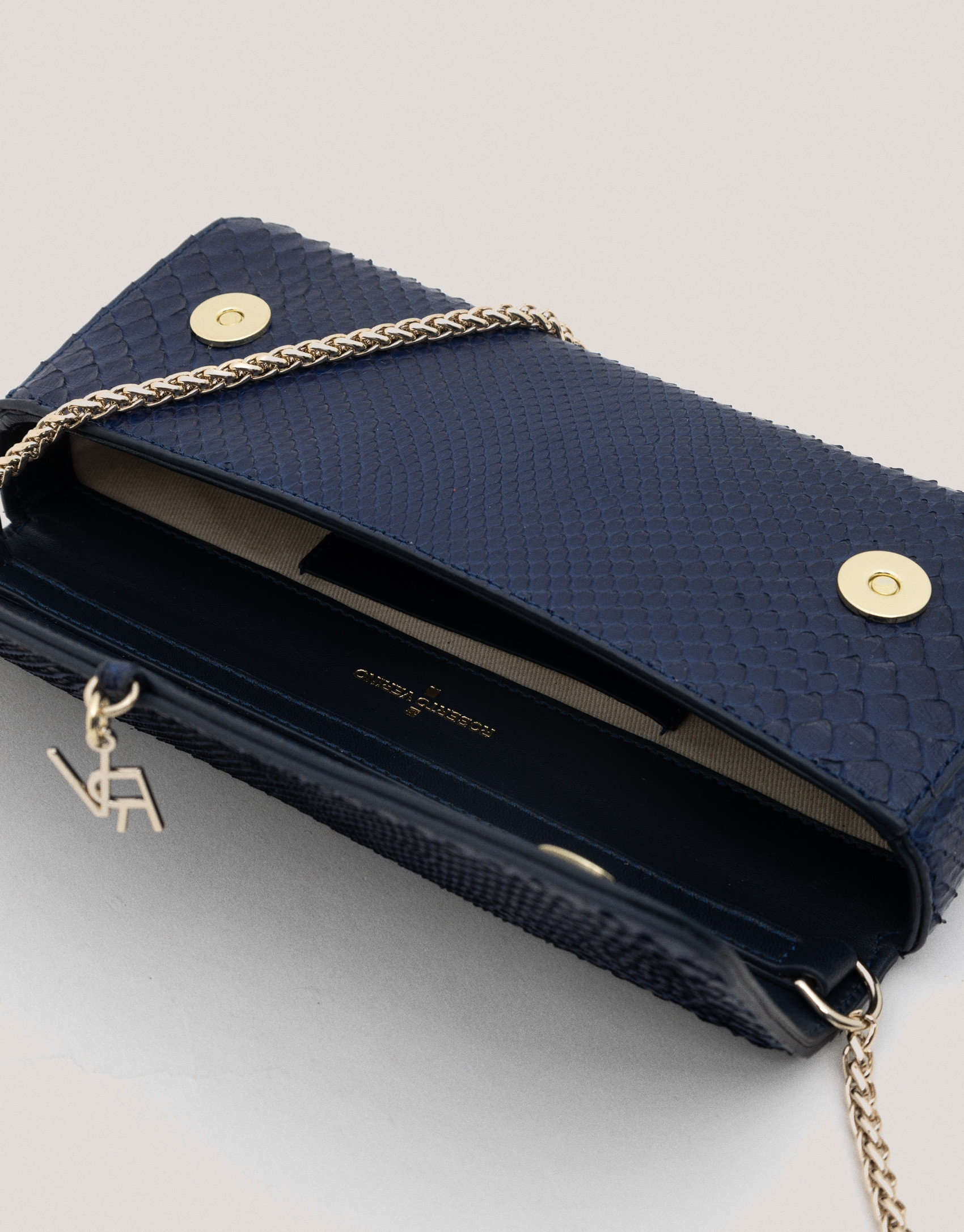 Bolso Clutch Ariana piel serpiente azul - Sale | Roberto Verino