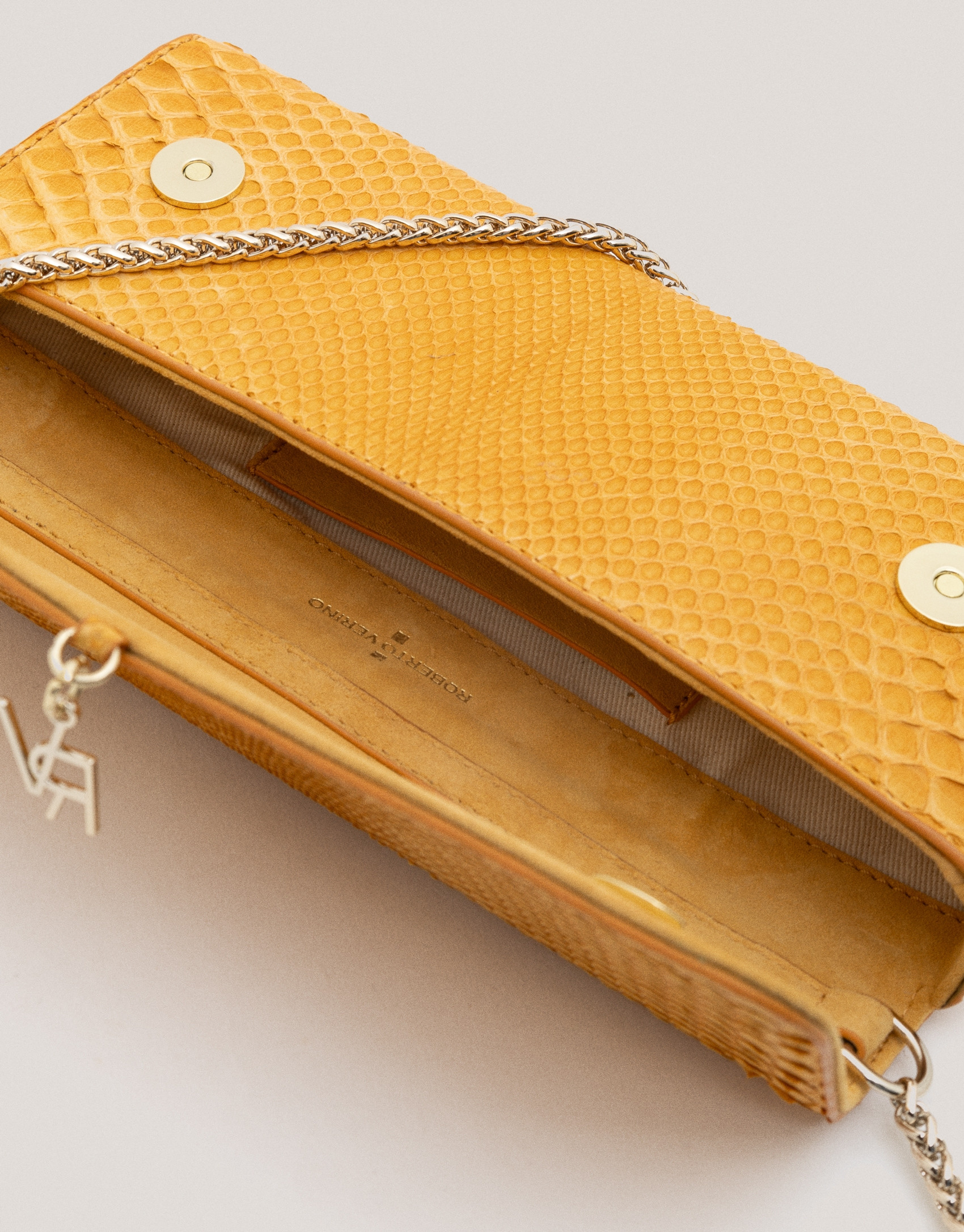 Bolso Clutch Ariana piel serpiente mostaza | Roberto Verino