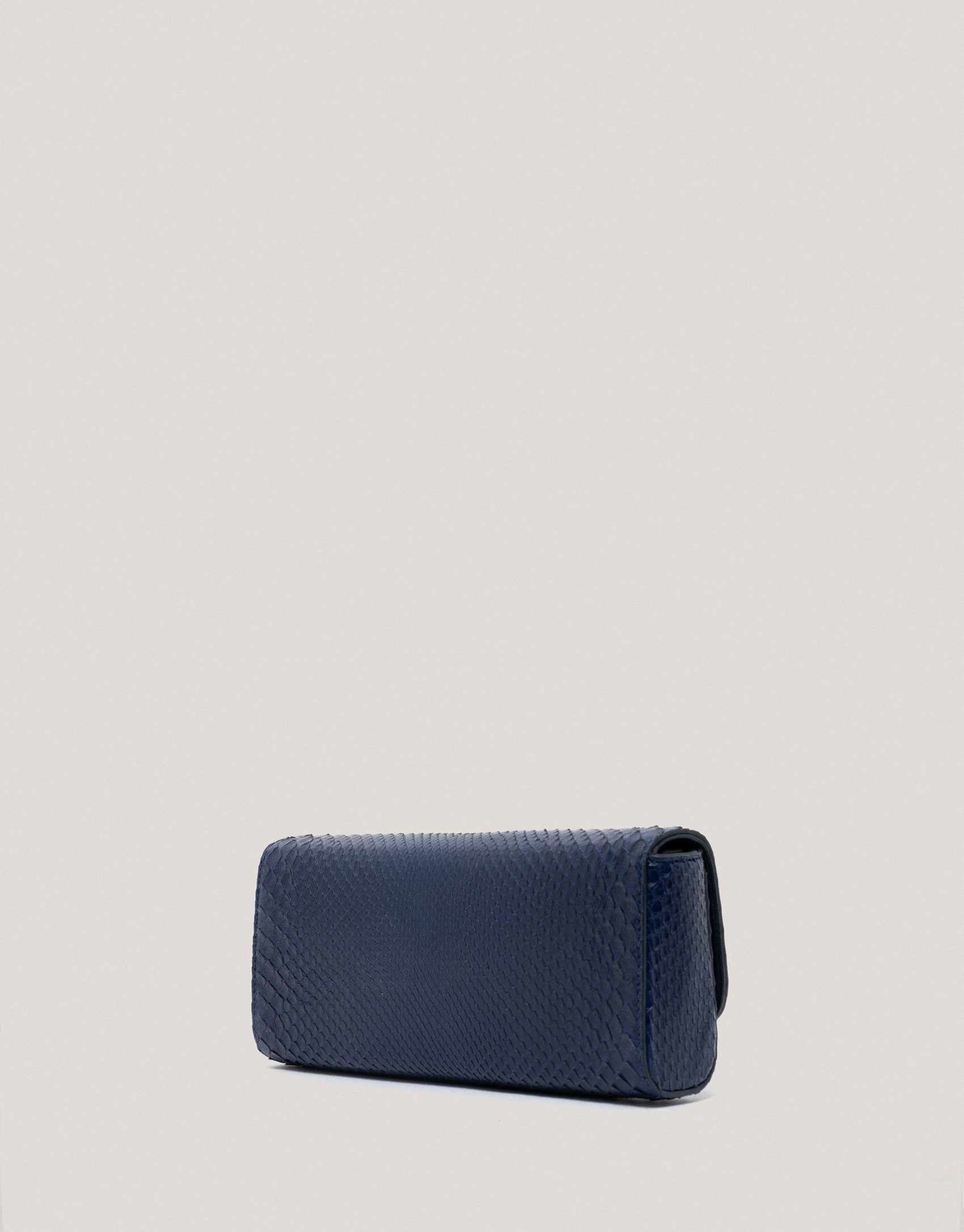 Bolso Clutch Ariana piel serpiente azul - Sale | Roberto Verino