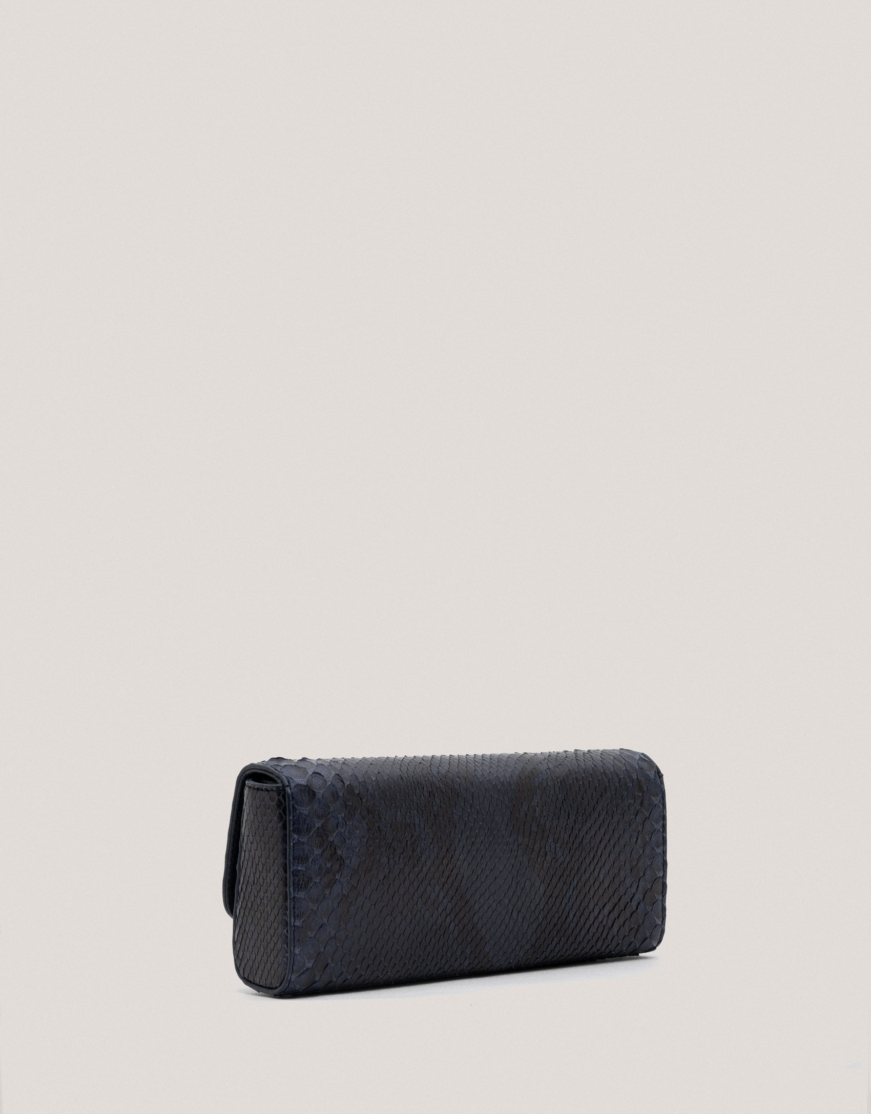 Bolso Clutch Ariana piel serpiente azul marino | Roberto Verino