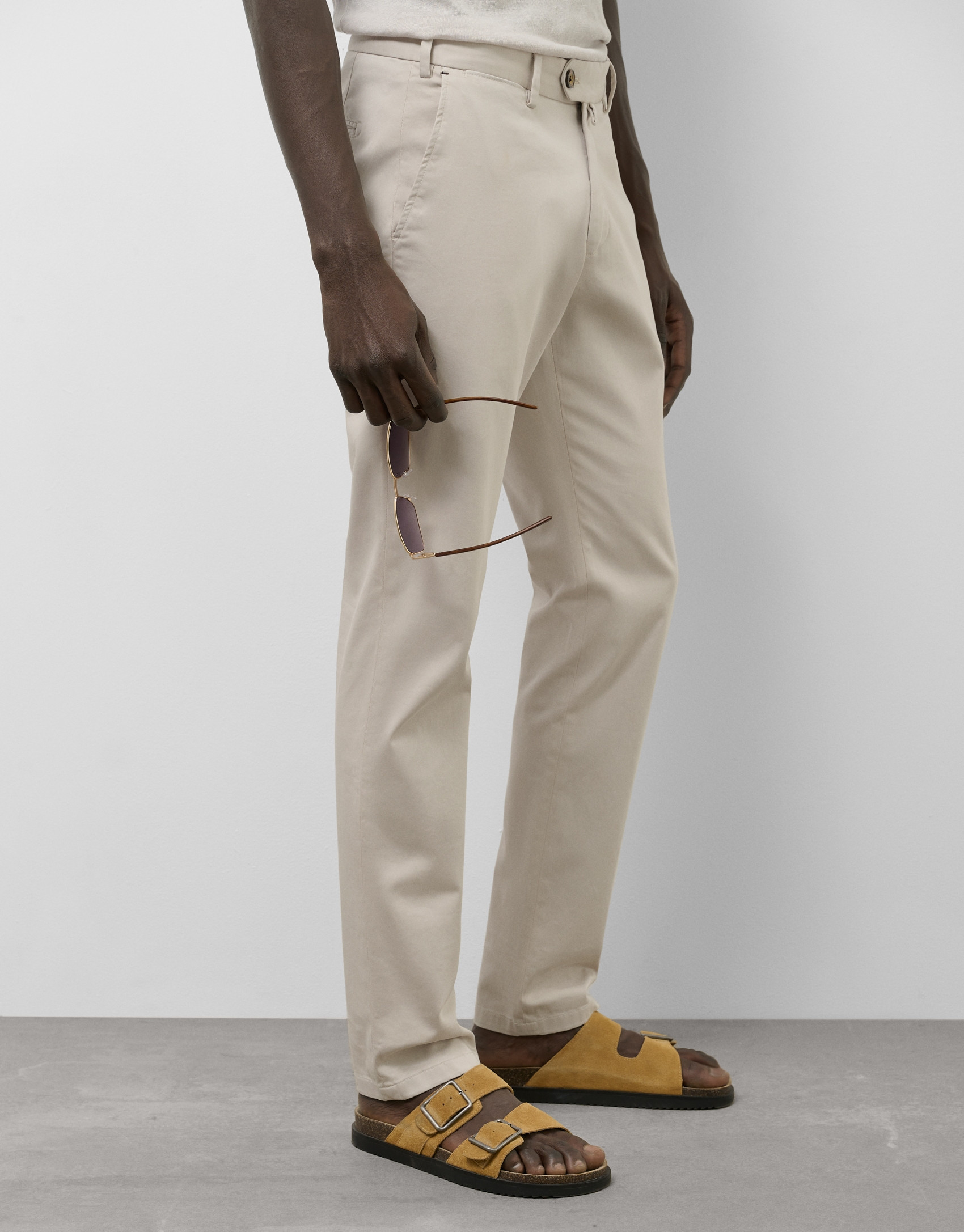 Regular beige dyed cotton chinos - Man - SS2025 | Roberto Verino