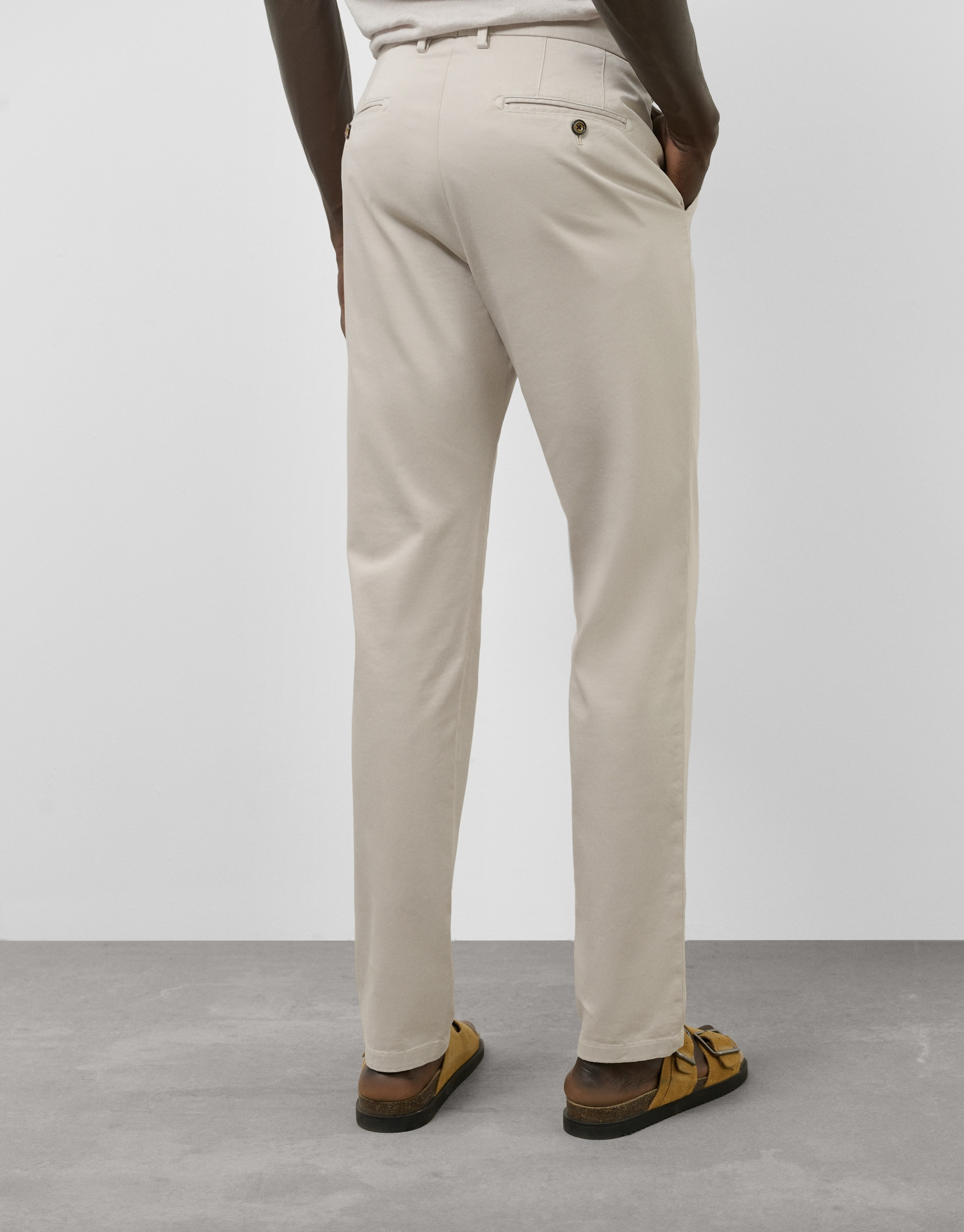 Regular beige dyed cotton chinos - Man - SS2025 | Roberto Verino