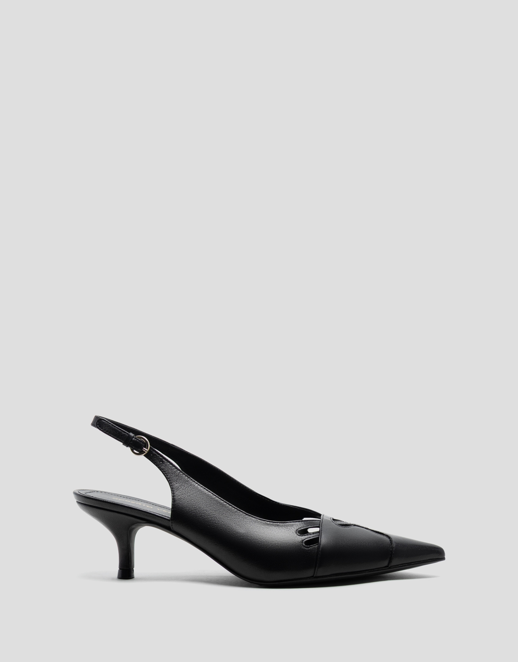 Zapato salón destalonado piel negra con cortes
