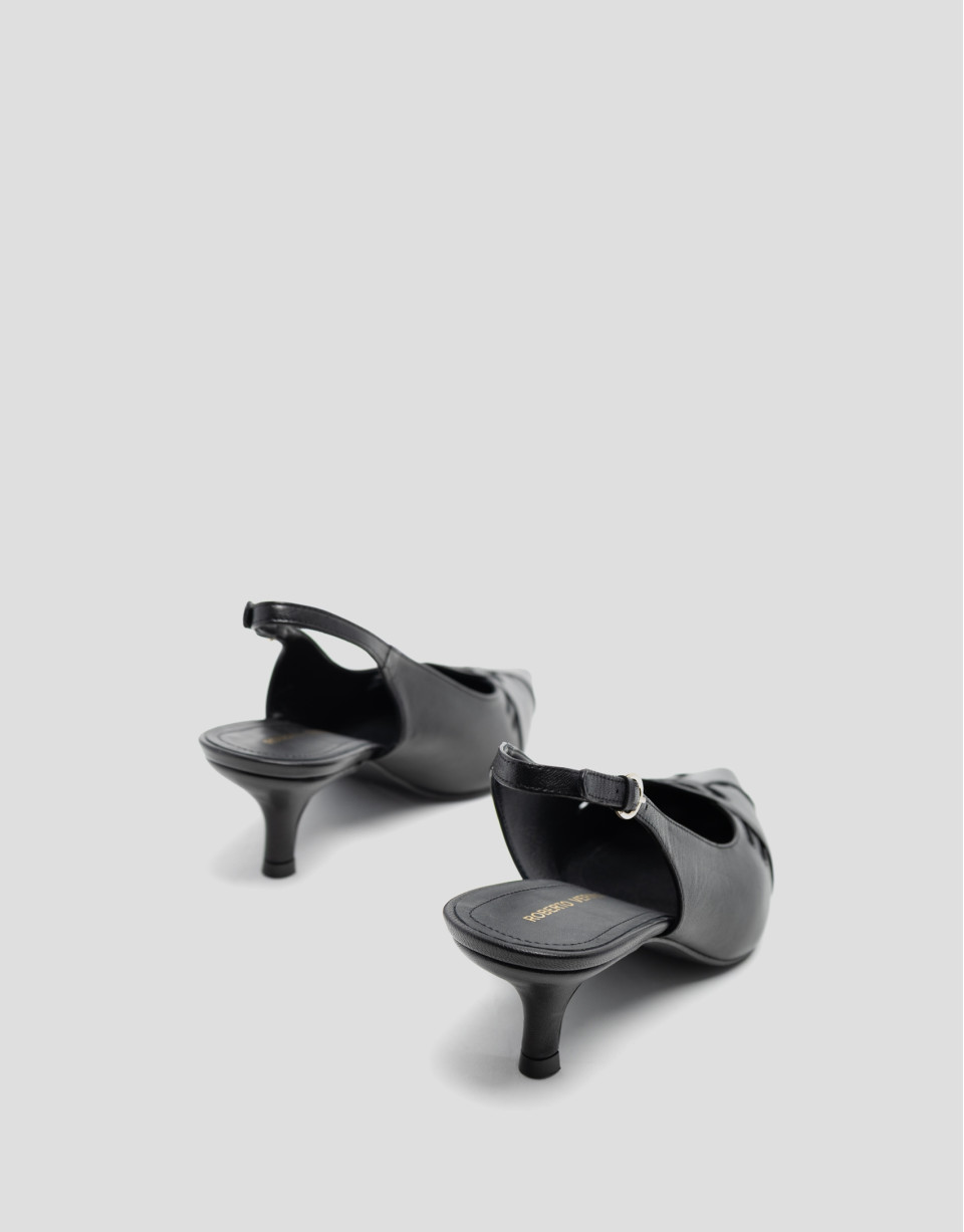 Zapato salón destalonado piel negra con cortes