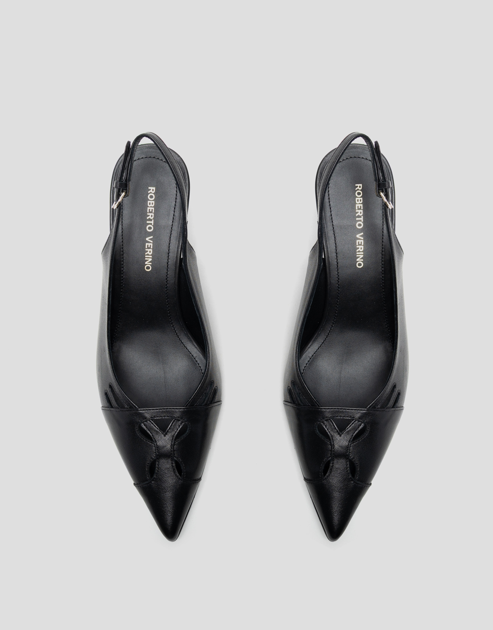 Zapato salón destalonado piel negra con cortes