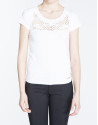 Camiseta blanca de manga corta con encaje en delantero.