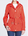 Trench corto cuello MAO rojo geranio. 