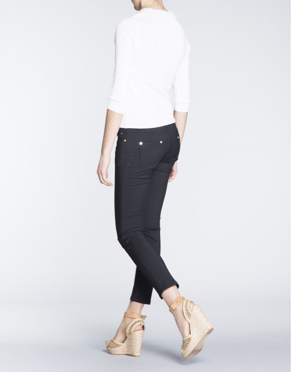 Rebeca de punto blanco cuello pedrería.