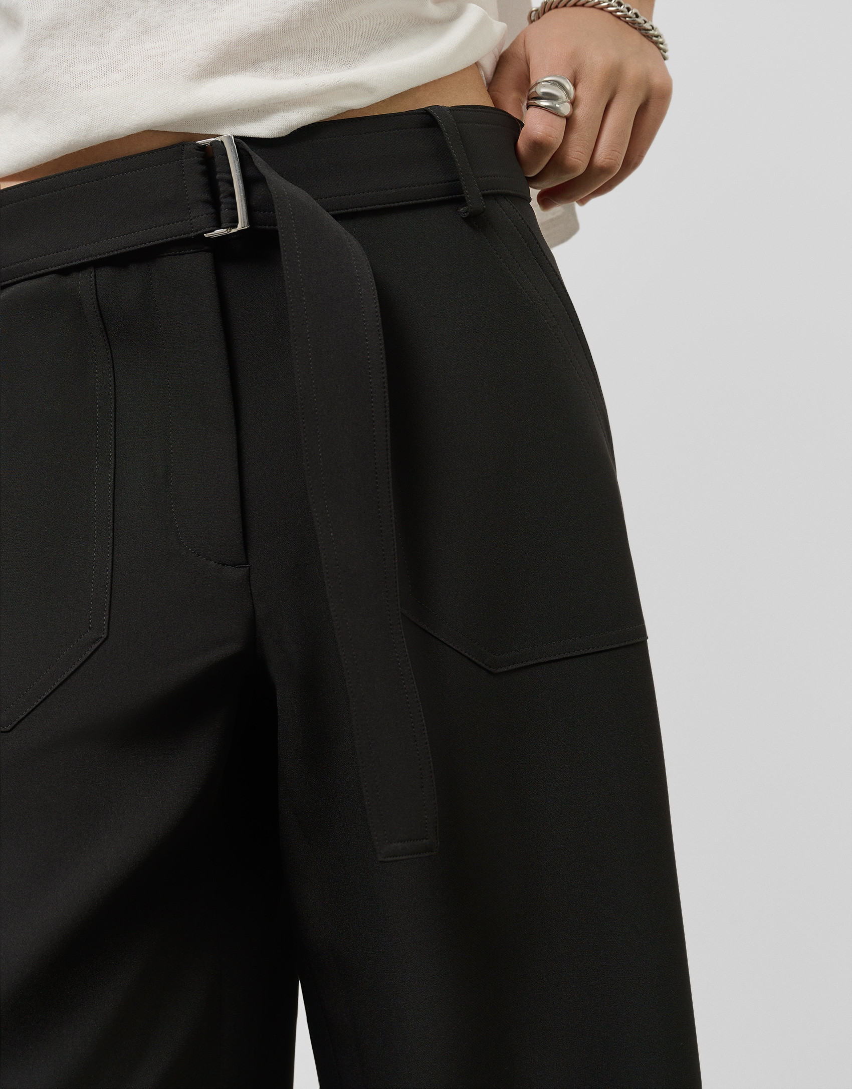 Pantalón ancho fluido twill negro con cinturón | Roberto Verino