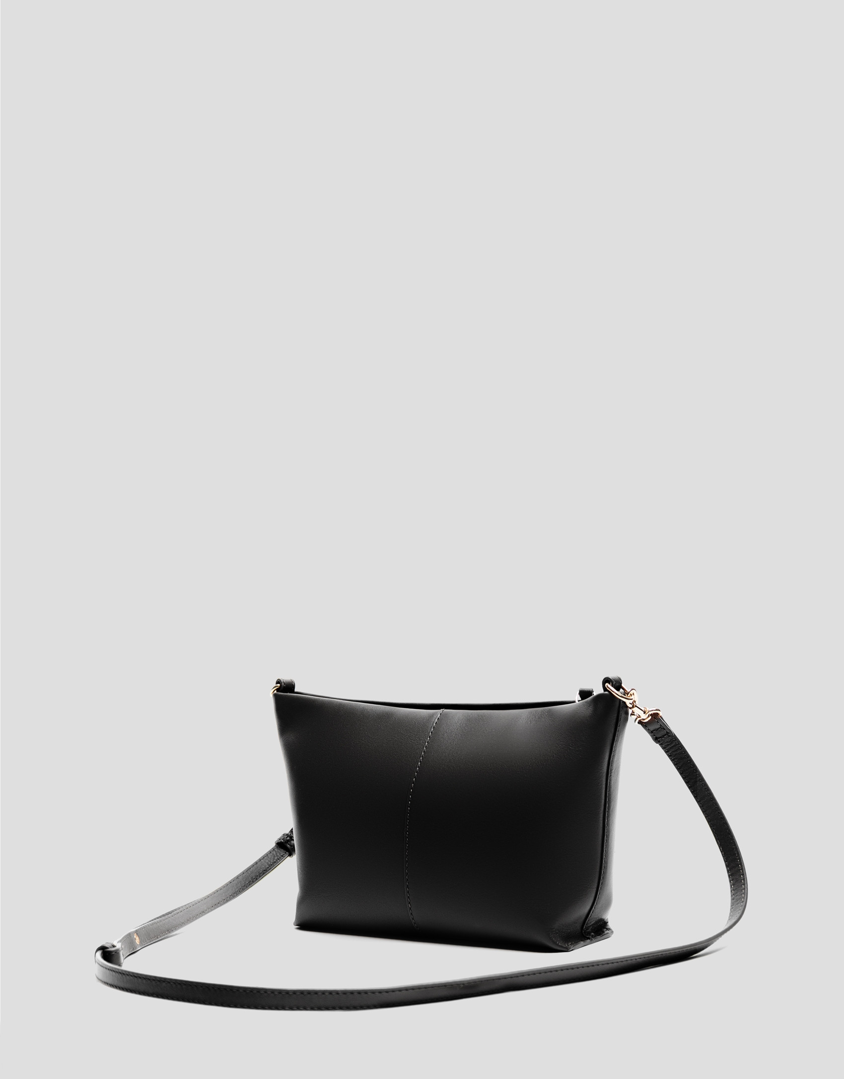 Bolso bandolera Megan Messenger piel negra | Roberto Verino
