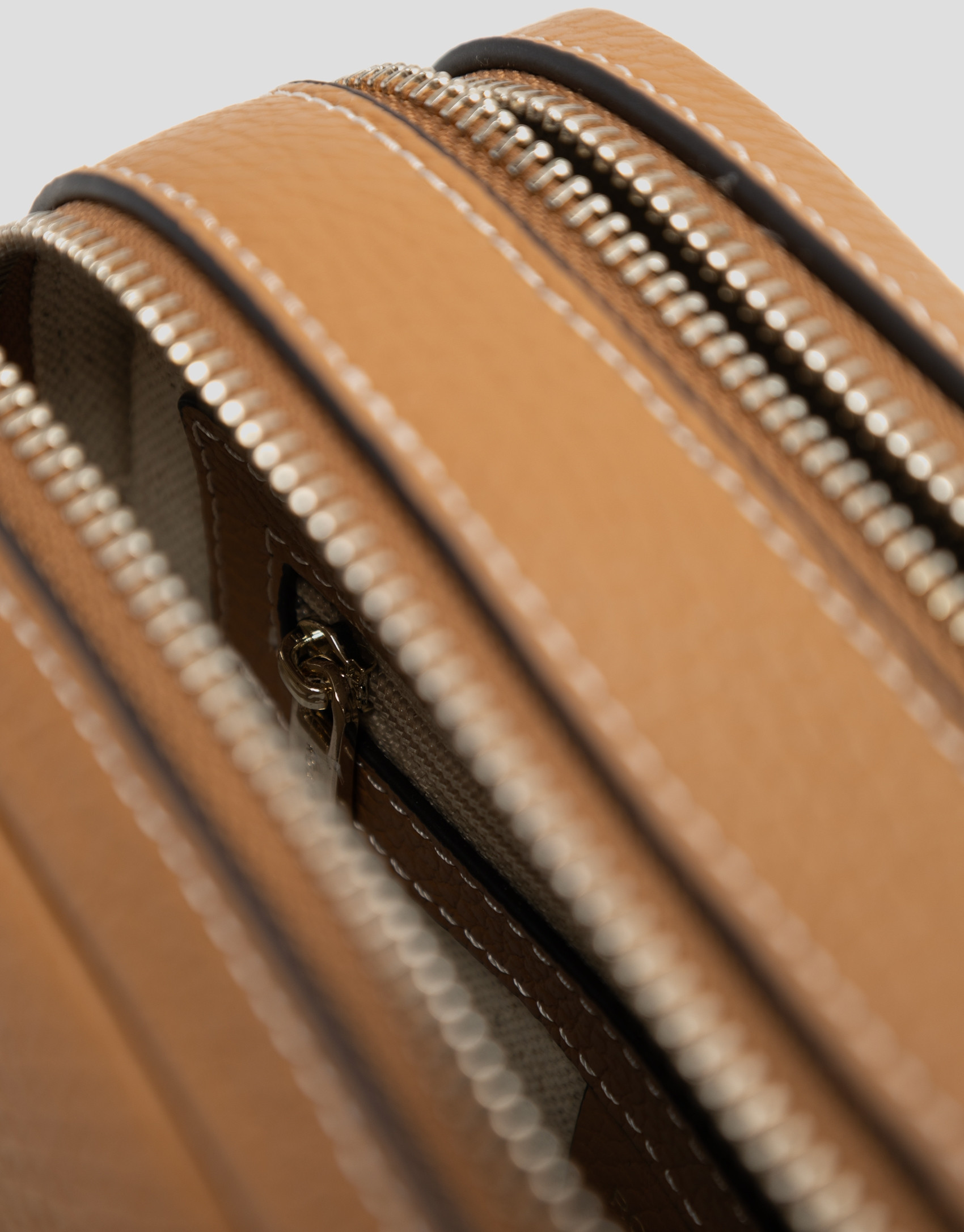 Thais camel leather shoulder bag - Gift Guide | Roberto Verino