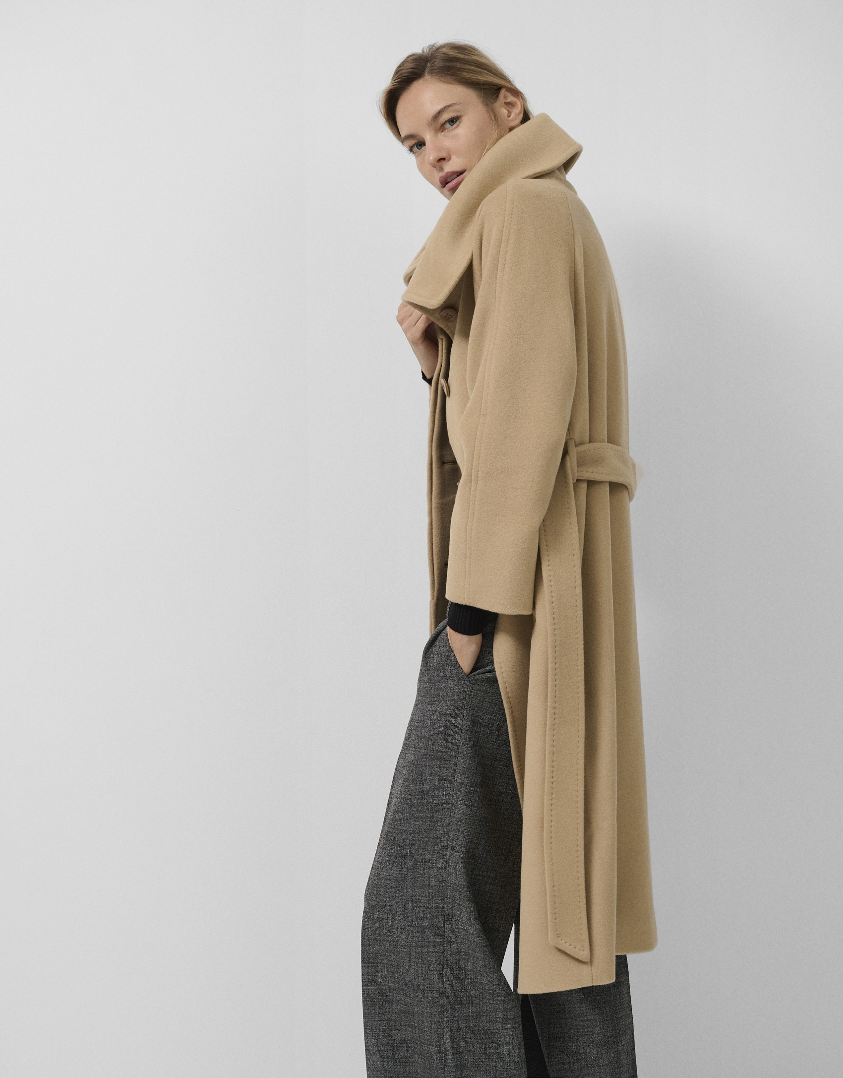 Camel wool long coat with wrap-around collar | Roberto Verino