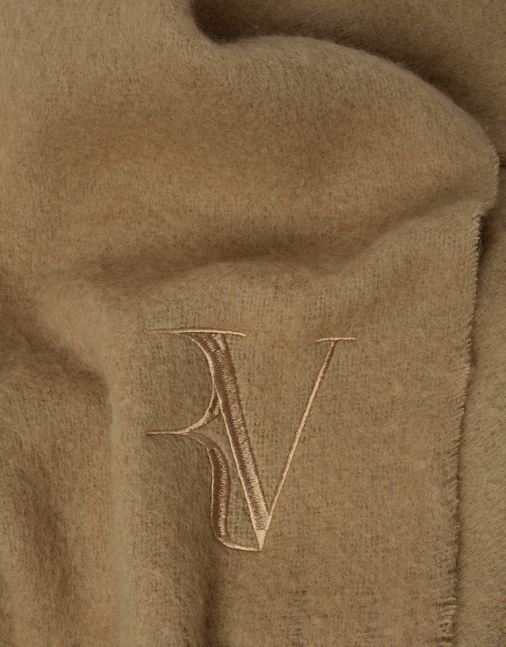 Camel wool scarf with embroidered RV - Woman | Roberto Verino