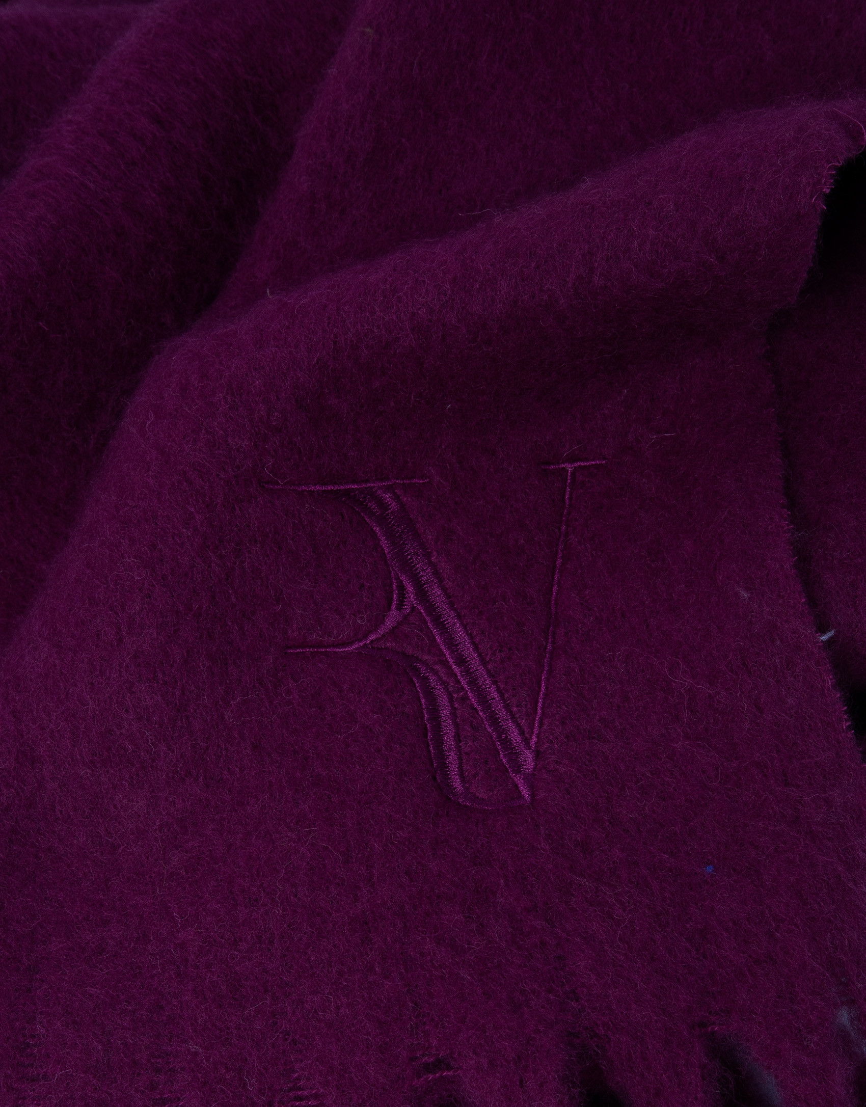 Raspberry wool scarf with embroidered RV | Roberto Verino