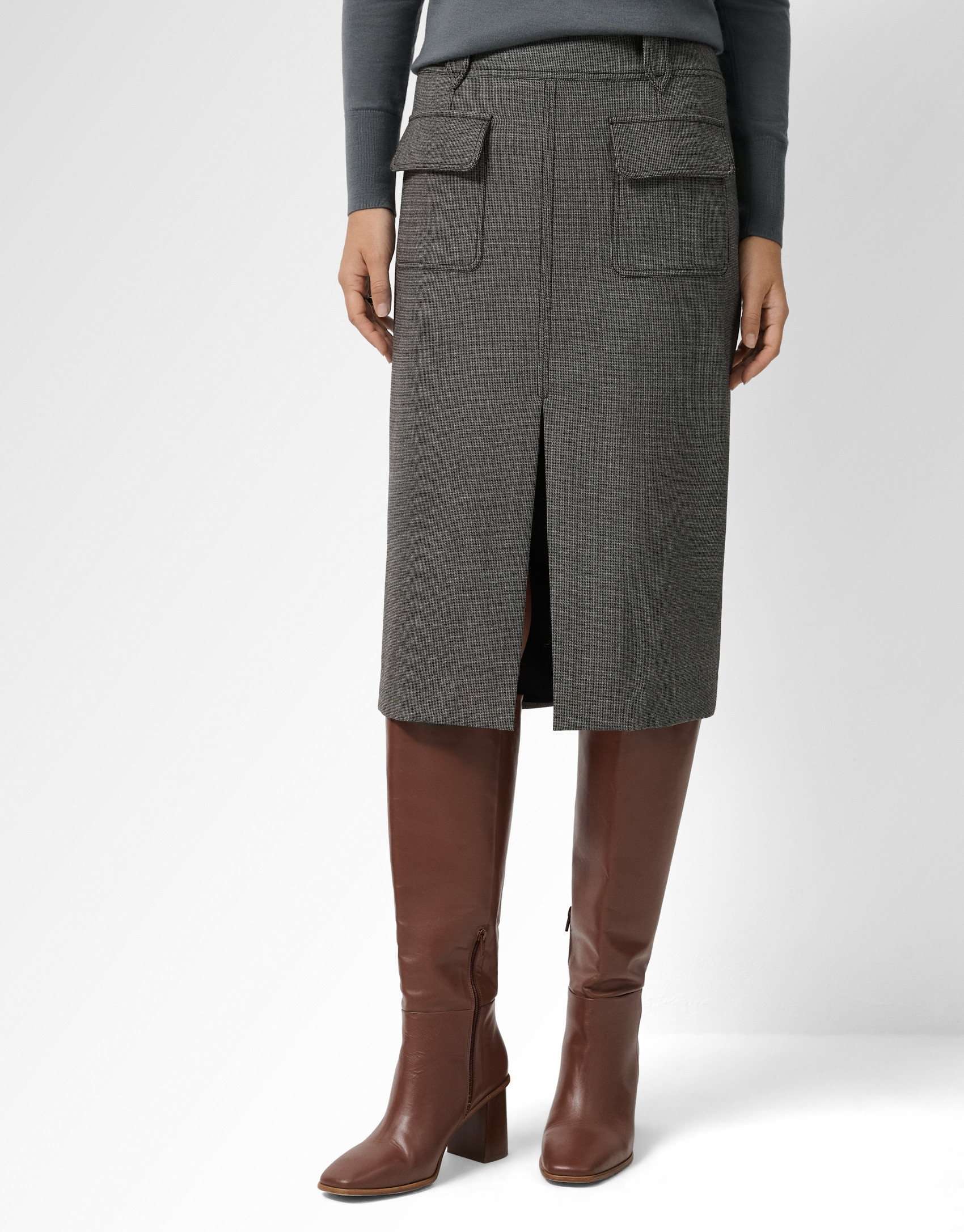 Skirt with grey micro-patterned front pleat | Roberto Verino
