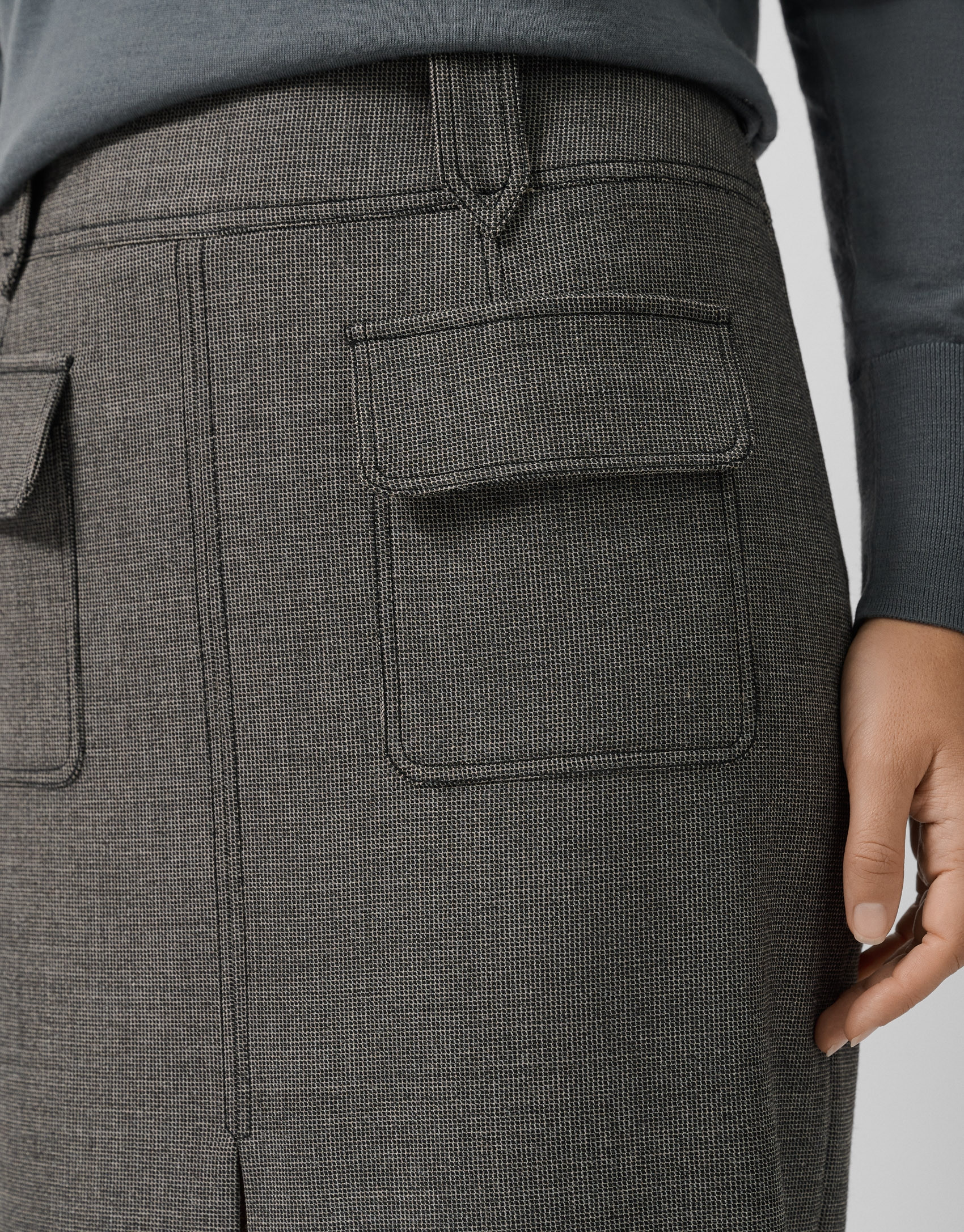 Skirt with grey micro-patterned front pleat | Roberto Verino