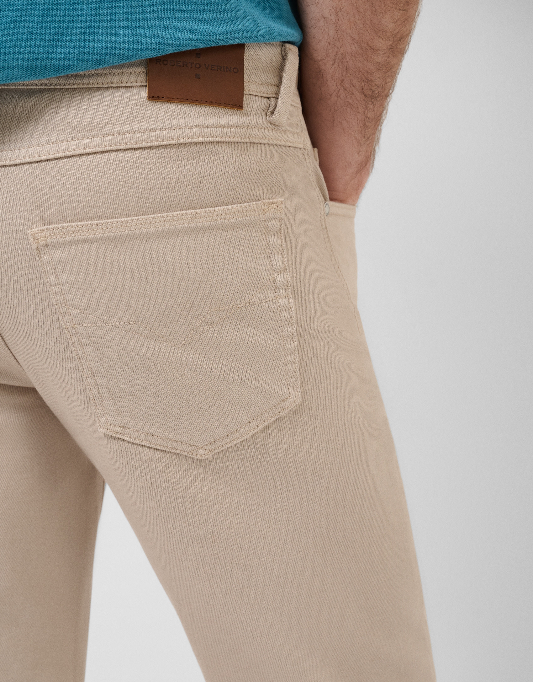 Pantalón cinco bolsillos sarga tintada beige | Roberto Verino
