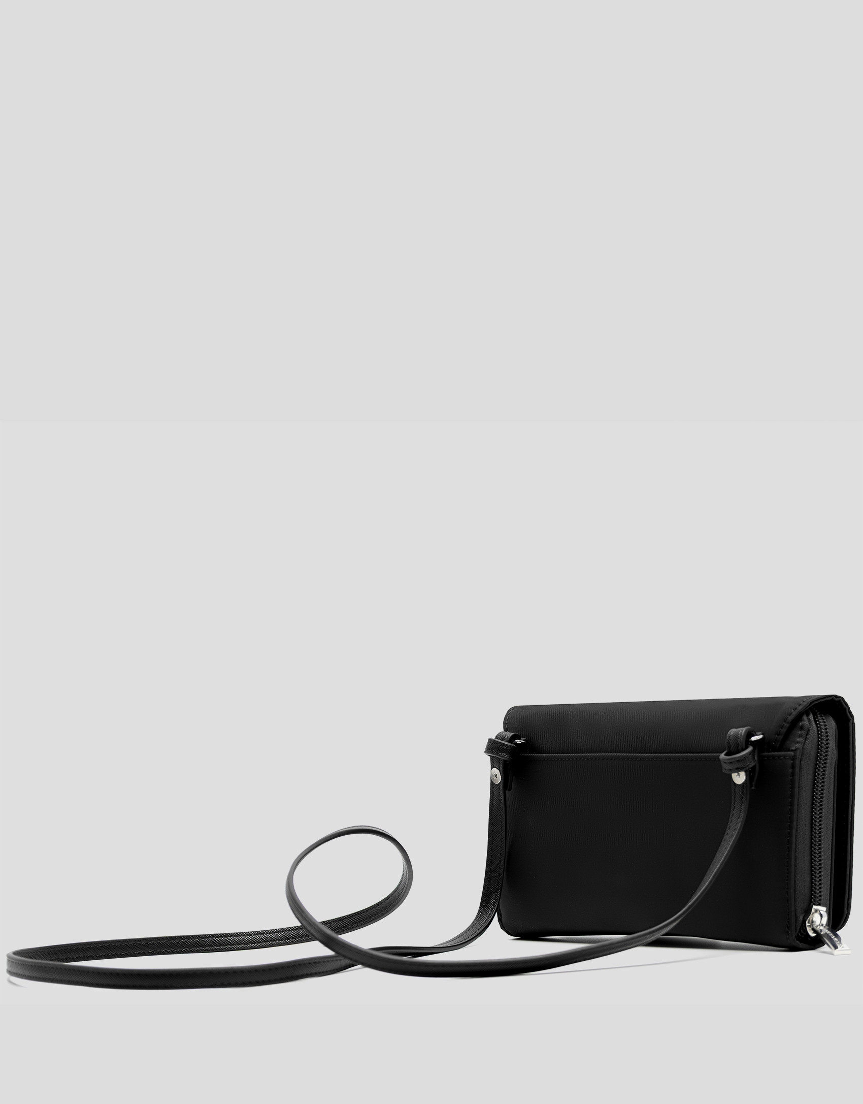 Cartera bandolera Violeta nailon negro | Roberto Verino