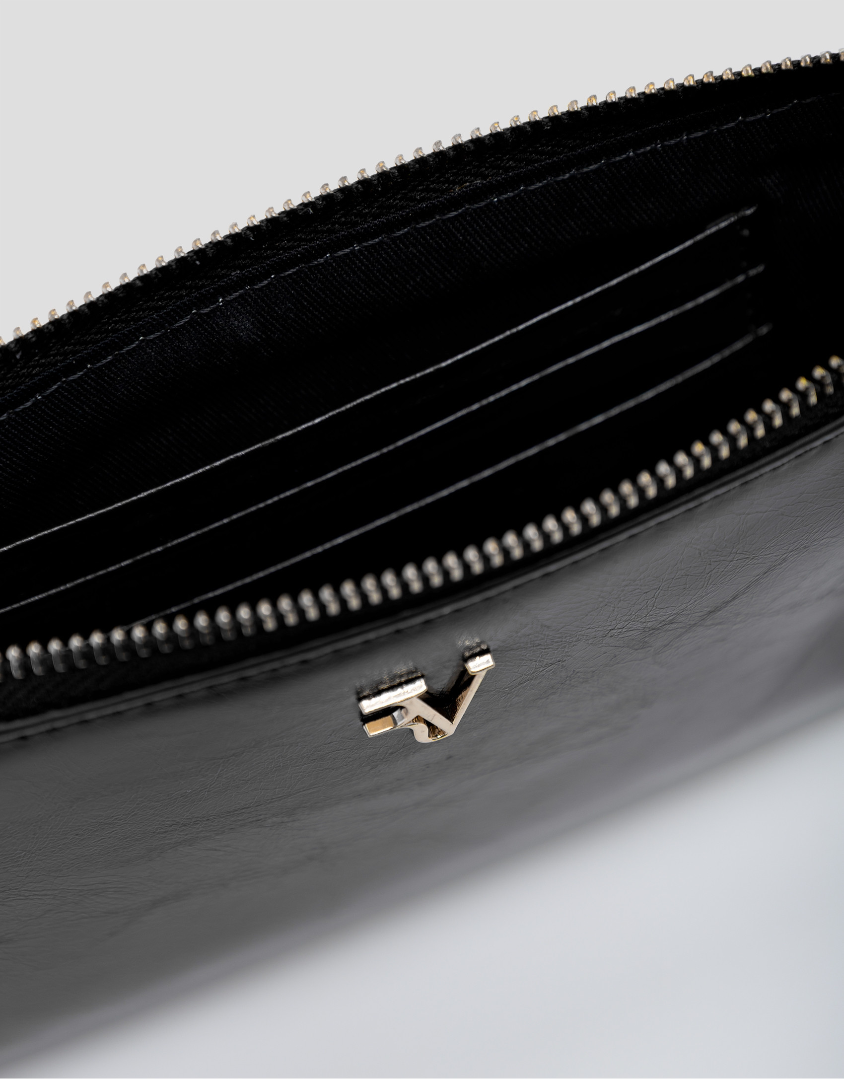 Margot chain wallet in black crackled leather | Roberto Verino