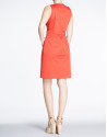 Vestido de algodón rojo geranio con escote en V.
