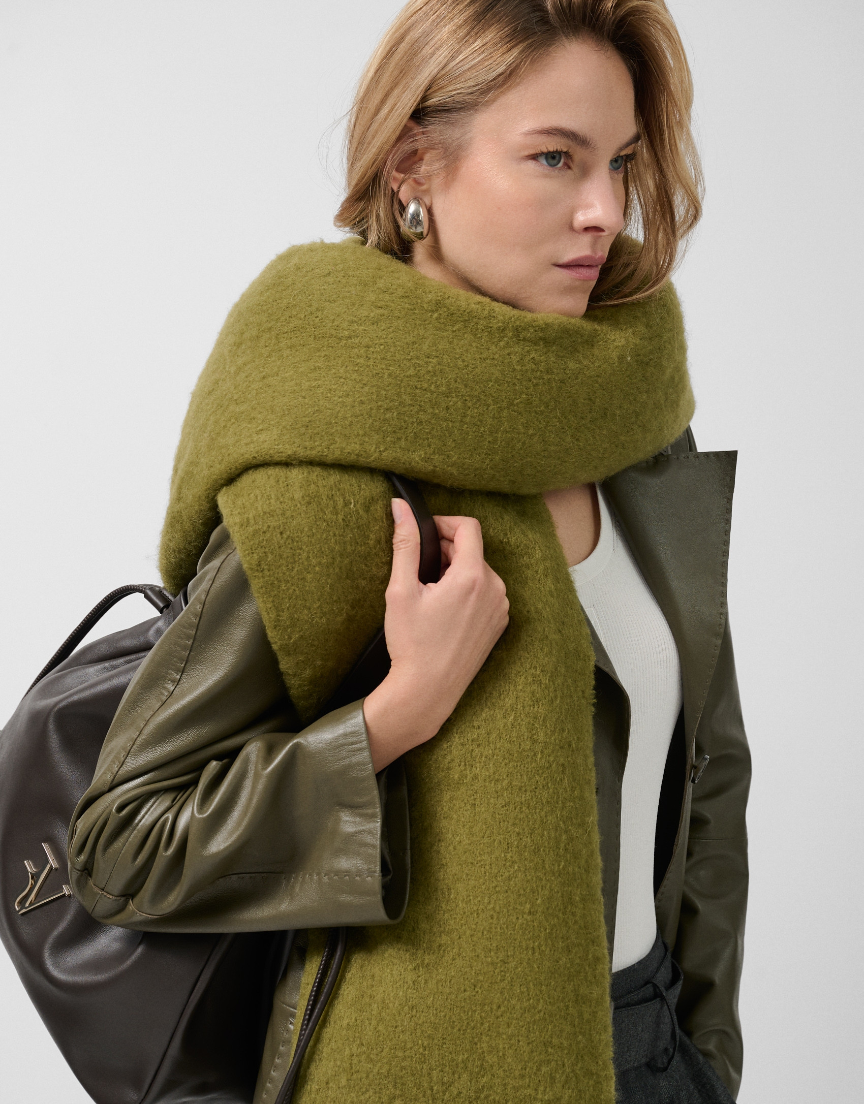 Khaki green wool scarf with embroidered RV | Roberto Verino