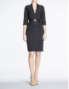 Vestido camisero negro de punto ceñido. 