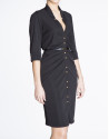 Vestido camisero negro de punto ceñido. 