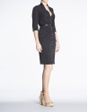 Vestido camisero negro de punto ceñido. 