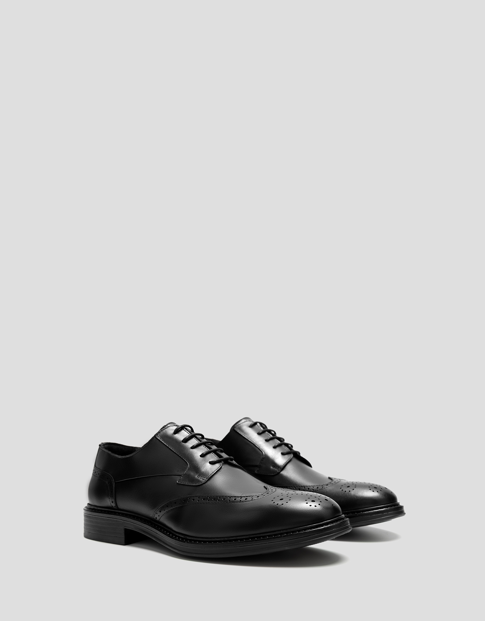 Zapato en piel negro estilo blucher picados | Roberto Verino