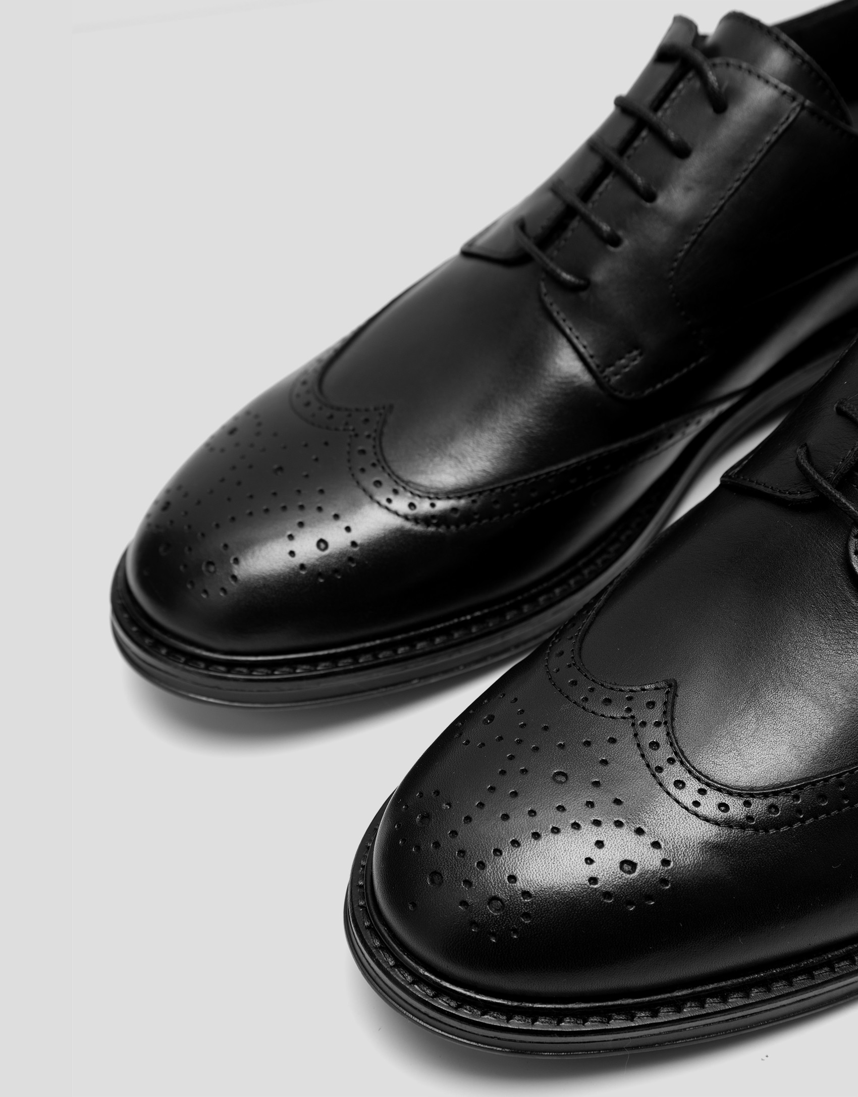 Zapato en piel negro estilo blucher picados | Roberto Verino