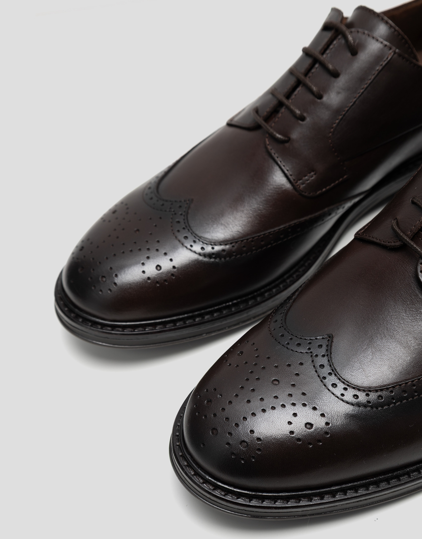 Zapato en piel marrón estilo blucher picados | Roberto Verino